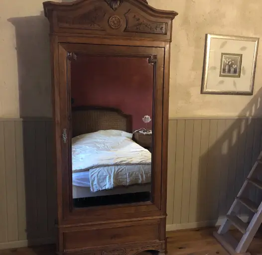 armoire chambre -éco gîte Olympe de Gouges